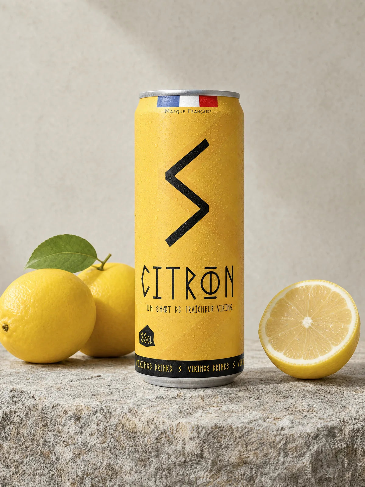 Canette Citron posée sur la pierre, ses fruits frais à côté