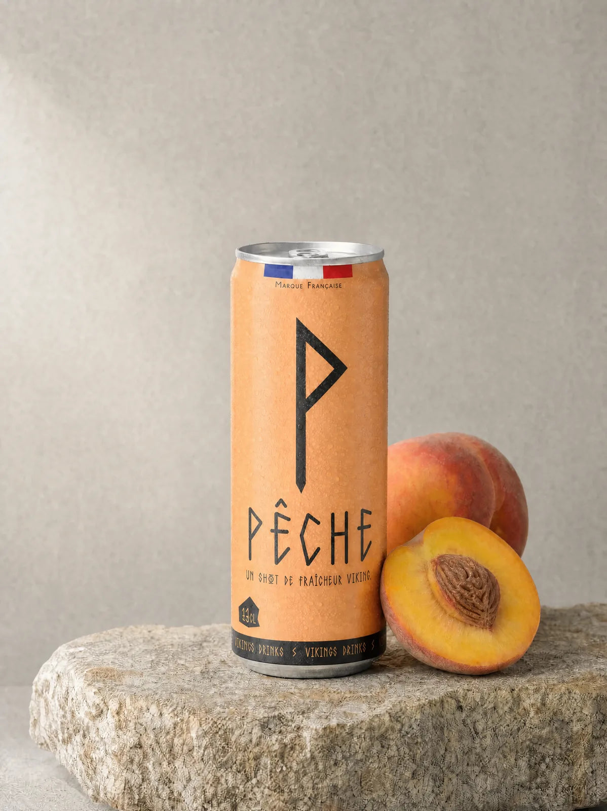 Canette Pêche posée sur la pierre, ses fruits frais à côté