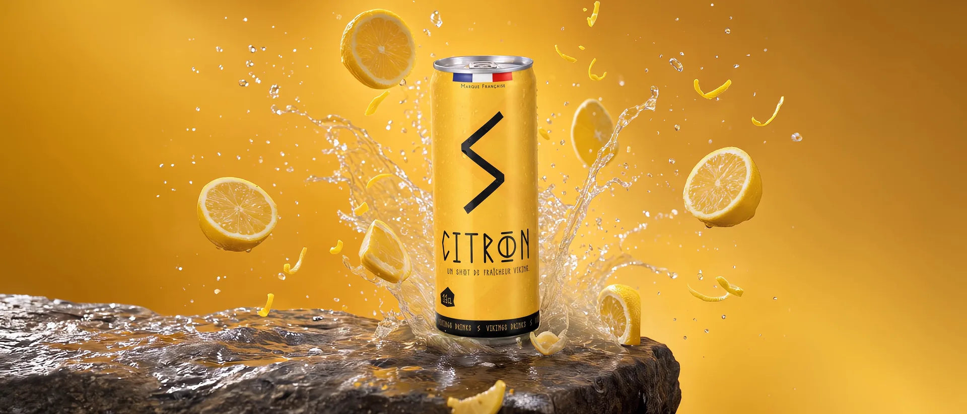 Canette Citron sur une pierre sombre, entre éclaboussures et fruits coupés