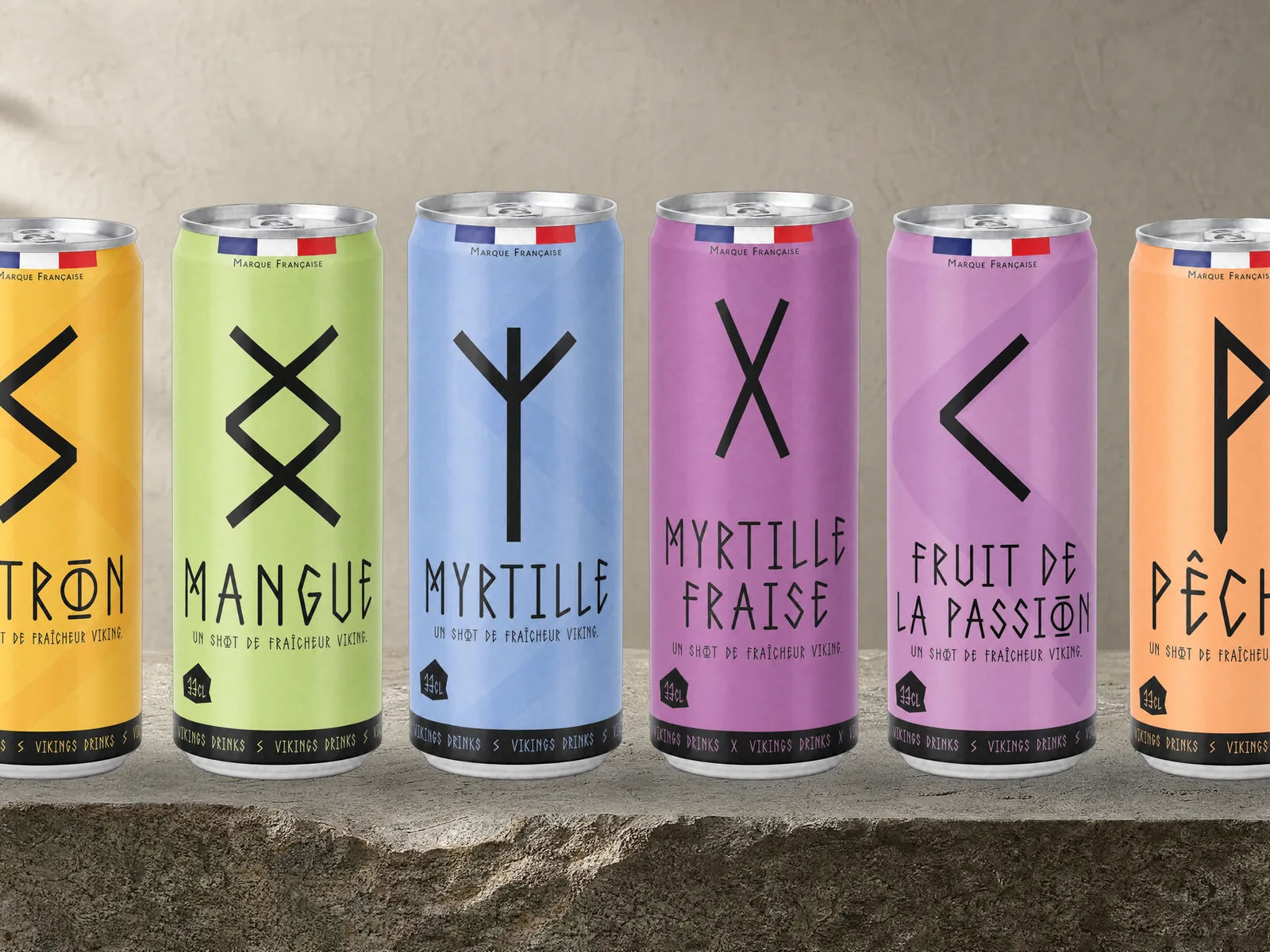 Les six parfums de la gamme alignés sur une dalle de pierre.
