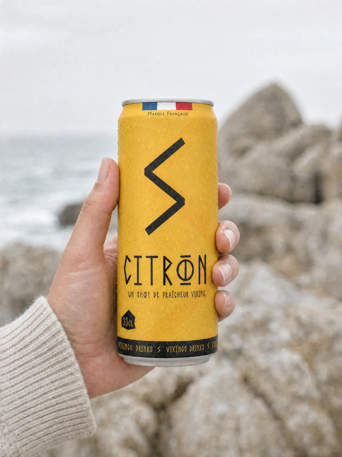 Canette Citron tenue en main, en pleine nature