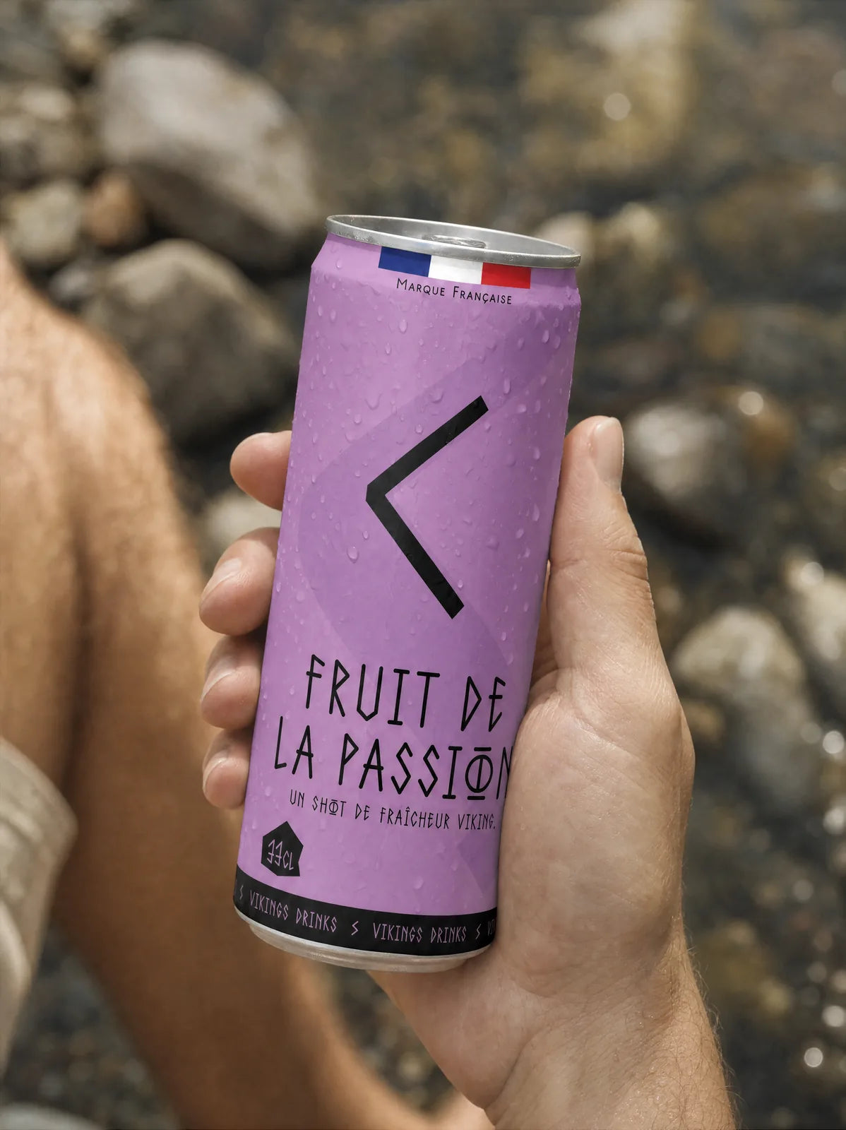 Canette Fruit de la Passion tenue en main, en pleine nature