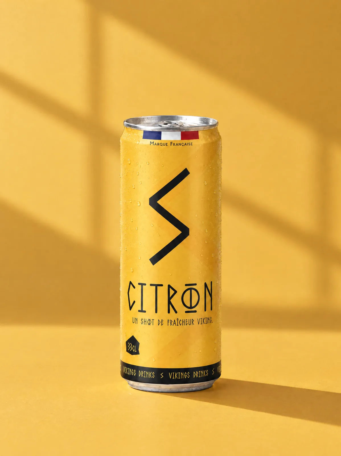 Canette Citron sur un fond de sa teinte, en lumière de fenêtre