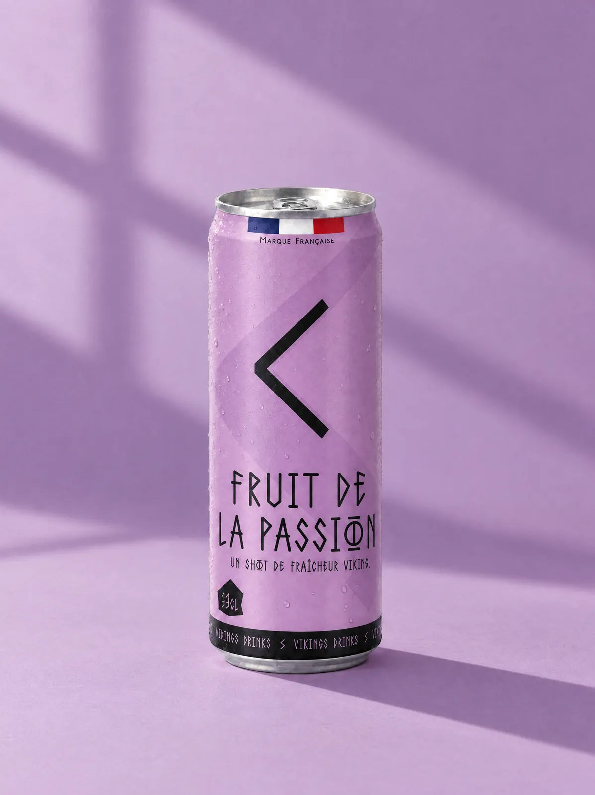 Canette Fruit de la Passion sur un fond de sa teinte, en lumière de fenêtre