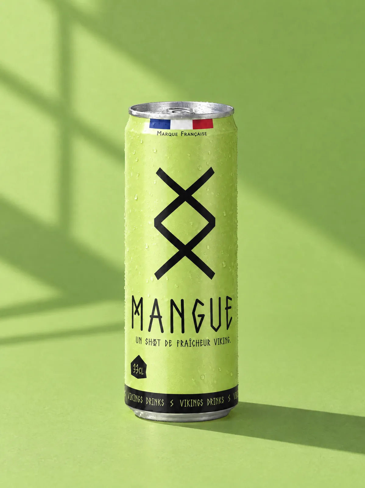 Canette Mangue sur un fond de sa teinte, en lumière de fenêtre