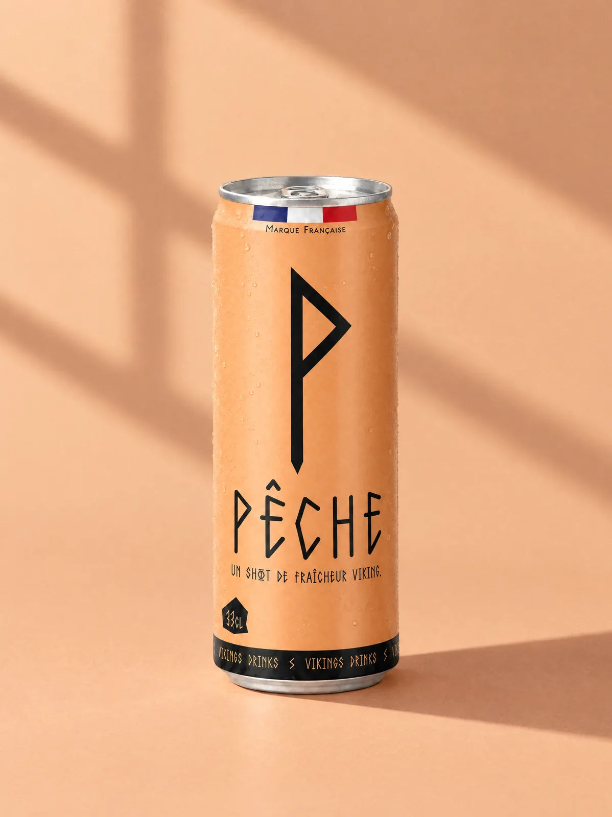 Canette Pêche sur un fond de sa teinte, en lumière de fenêtre
